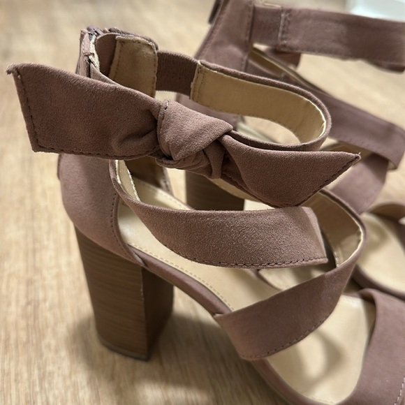 LC LAUREN CONRAD | Mauve Bow Girlfriend Block High Heels - Picture 3 of 7